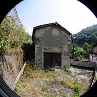 Edificio en el que estaba la antigua capilla del pueblo, dedicada a la virgen de Miravalles