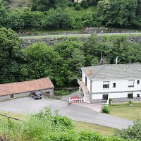 Estos edificios (hoy , rehabilitados) albergaron la antigua Fábrica de la luz, propiedad en su día de Electra de Bedón.