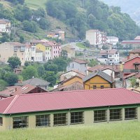 En primer plano la Escuela Pública de Güeria.