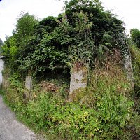 Muros de hormigón del antiguo cargadero de mina La Leoncia, en la cabecera del puente de Güeria.